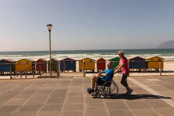 Seitenansicht Eines Behinderten Seniors Der Einem Sonnigen Tag Von Einer — Stockfoto