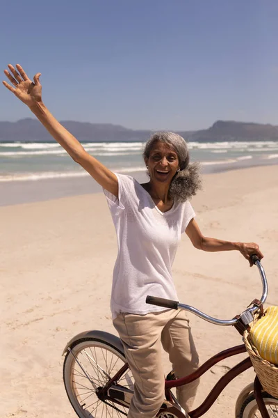 Vista Frontal Mujer Mayor Feliz Con Brazo Bicicleta Extendido Playa —  Fotos de Stock