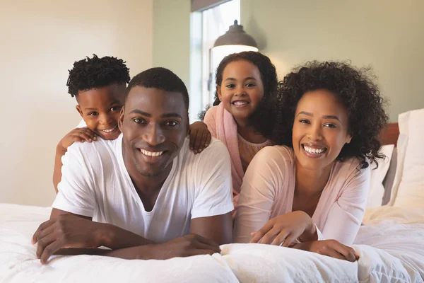 Vista Frontal Família Afro Americana Feliz Deitada Cama Olhando Para — Fotografia de Stock