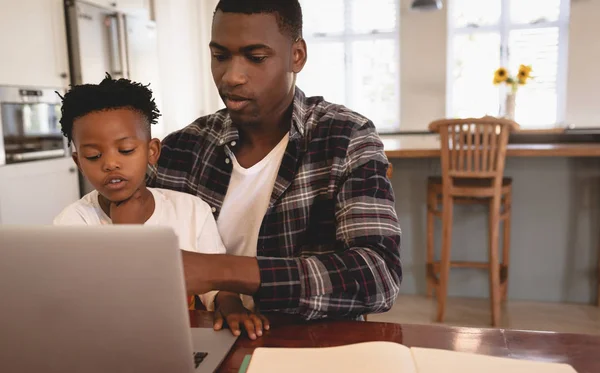 Framifrån African American Far Och Son Använder Laptop Vid Bord — Stockfoto