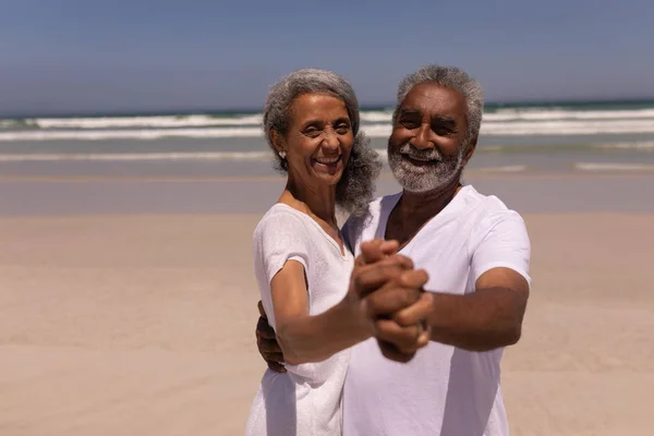 Εμπρόσθια Όψη Του Ευτυχισμένο Ζευγάρι Ανώτερος Χορεύουν Μαζί Στην Παραλία — Φωτογραφία Αρχείου