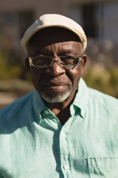 Portrait Homme Afro Américain Actif Spectacle Souriant Dans Parc — Photo