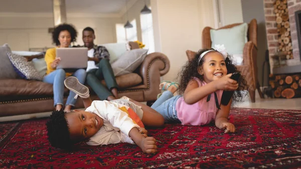 Vista Laterale Felice Fratello Afroamericano Sdraiato Sul Pavimento Guardare Televisione — Foto Stock