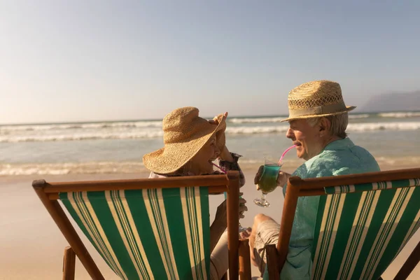 Rückansicht Eines Aktiven Seniorehepaares Das Einen Cocktail Trinkt Während Sich — Stockfoto