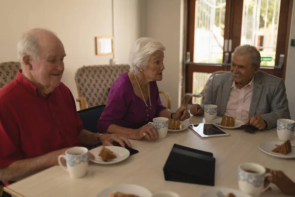 Vista Frontale Gruppo Felice Amici Anziani Che Fanno Colazione Sul — Foto Stock