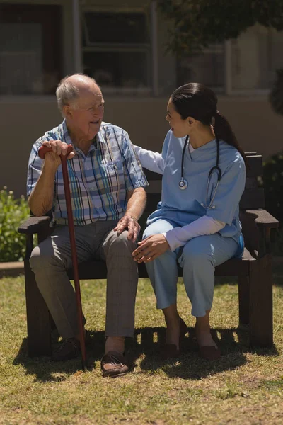 Vista Frontal Una Joven Doctora Hablando Con Hombre Mayor Con —  Fotos de Stock