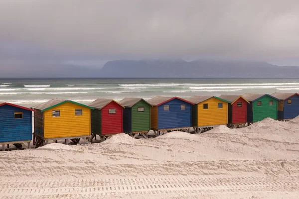 Capanne Spiaggia Multicolore Sulla Spiaggia Sole Con Oceano Sullo Sfondo — Foto Stock