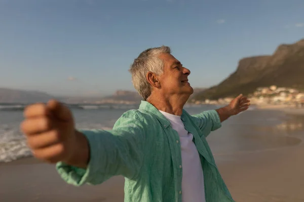 Zijaanzicht Van Actieve Senior Man Die Met Armen Gestrekt Het — Stockfoto