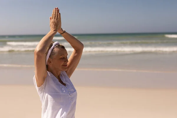Plajı Nda Dua Pozisyonda Meditasyon Aktif Kadın Kıdemli Yan Görünüm — Stok fotoğraf
