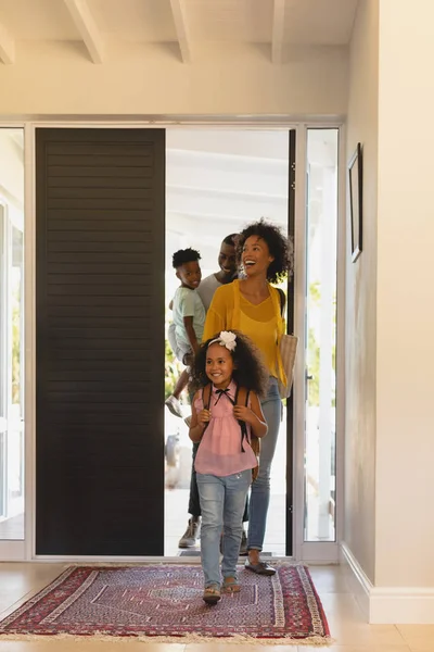 Vista Frontale Della Felice Famiglia Afroamericana Che Ritorna Casa Dolce — Foto Stock