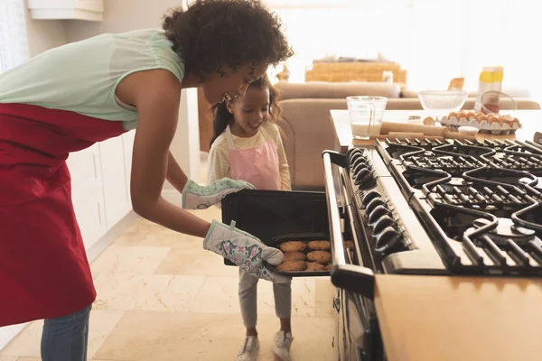 Вид Збоку Афро Американської Матері Дочки Приймаючи Свіжоспечені Печиво Печі — стокове фото