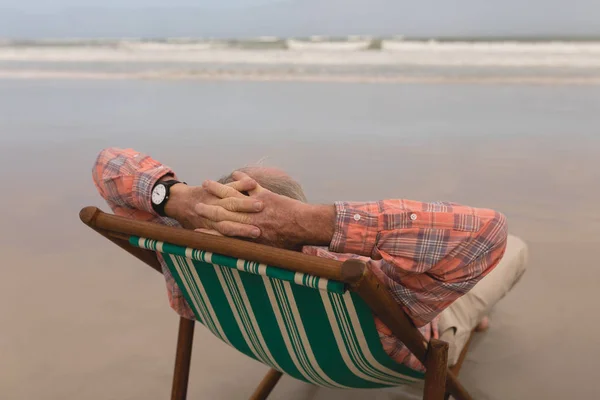 Vista Ángulo Alto Del Hombre Mayor Relajándose Con Las Manos —  Fotos de Stock