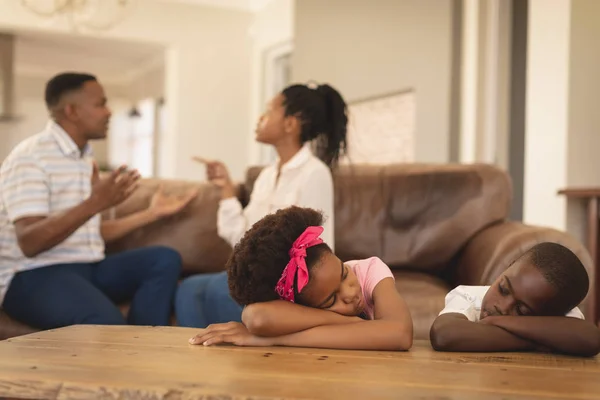 Vista Frontal Crianças Afro Americanas Apoiadas Mesa Enquanto Pais Discutem — Fotografia de Stock