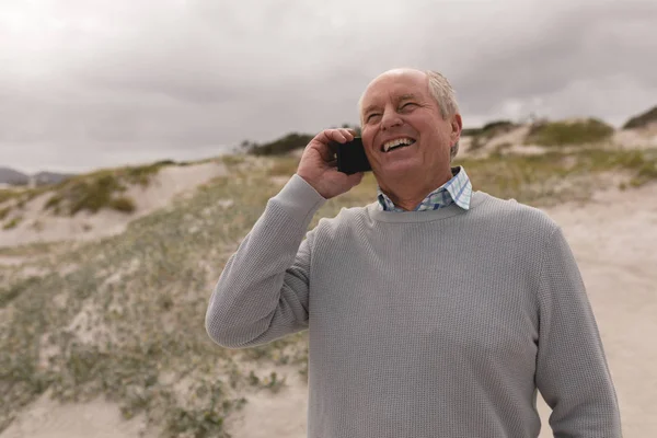 Vista Frontale Dell Uomo Anziano Attivo Che Parla Telefono Cellulare — Foto Stock