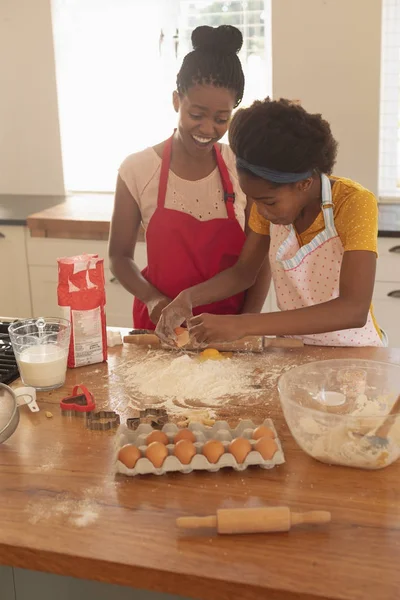 Vista Frontal Madre Hija Afroamericanas Felices Hornear Galletas Cocina Casa — Foto de Stock