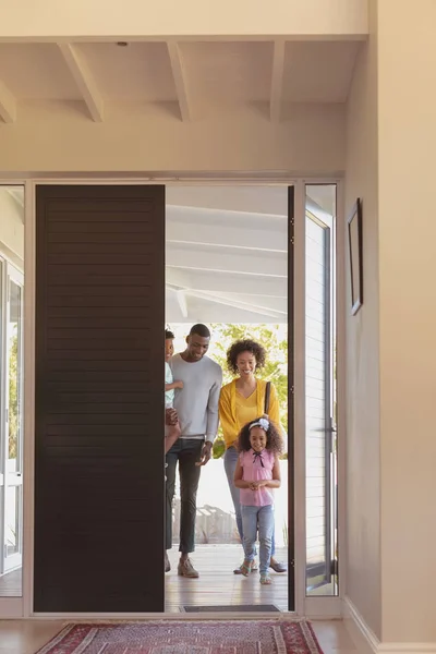 Framifrån Lycklig African American Familj Återvänder Ljuva Hem — Stockfoto