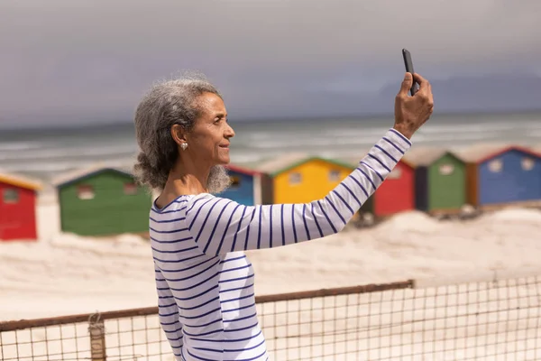 Vue Latérale Femme Âgée Prenant Selfie Avec Téléphone Portable Sur — Photo