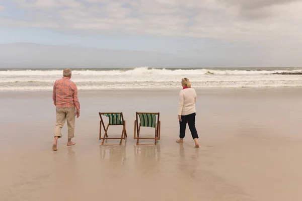 Rückansicht Eines Aktiven Seniorenpaares Das Strand Spazieren Geht Mit Dem — Stockfoto