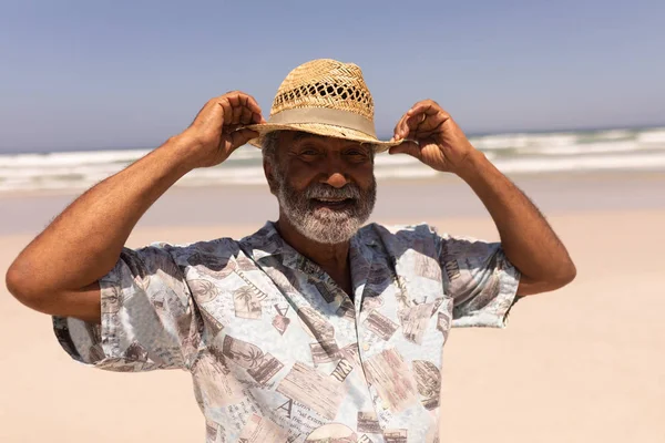 Front View Happy Senior Black Man Hat Looking Camera Beach — Stock Photo, Image