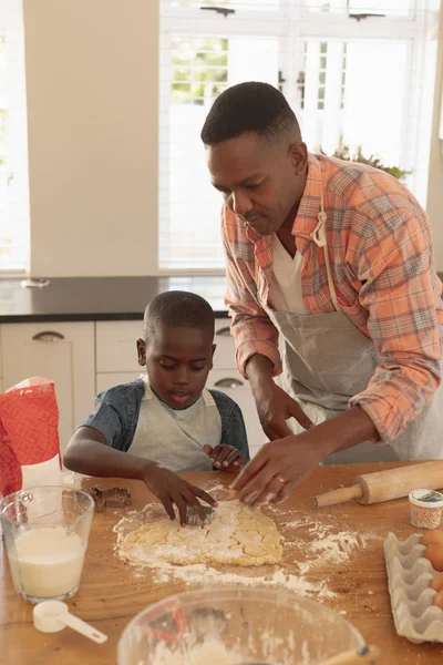 Vista Frontal Padre Hijo Afroamericanos Horneando Galletas Cocina Casa — Foto de Stock