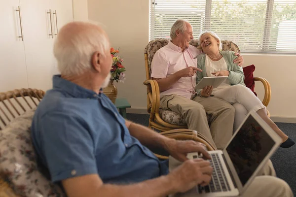 Zijaanzicht Van Actieve Senior Man Met Laptop Zoek Senior Paar — Stockfoto