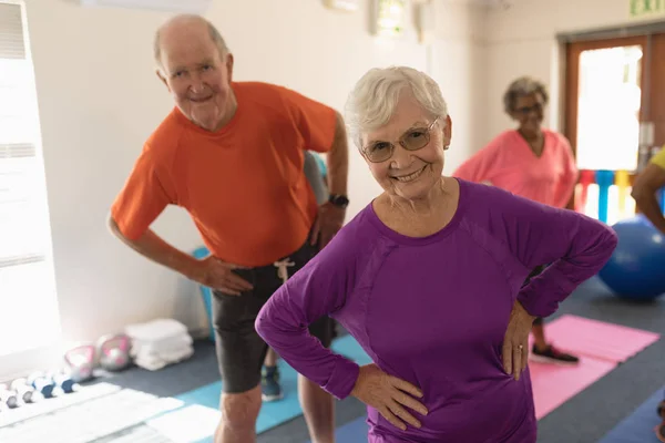 Vista Frontal Feliz Pareja Ancianos Haciendo Ejercicio Gimnasio — Foto de Stock