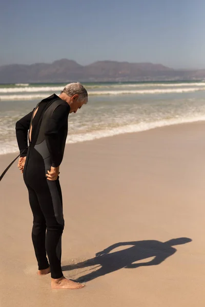 Widok Boku Starszy Mężczyzna Surfer Nosić Kombinezonie Plaży Górami Tle — Zdjęcie stockowe