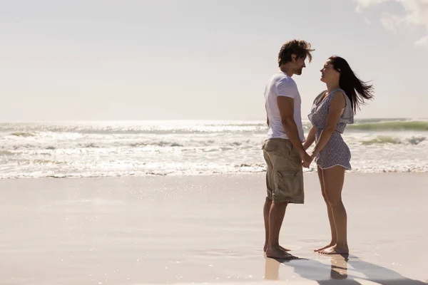 Sidovy Romantiska Unga Paret Höll Händer Och Ser Varandra Stranden — Stockfoto