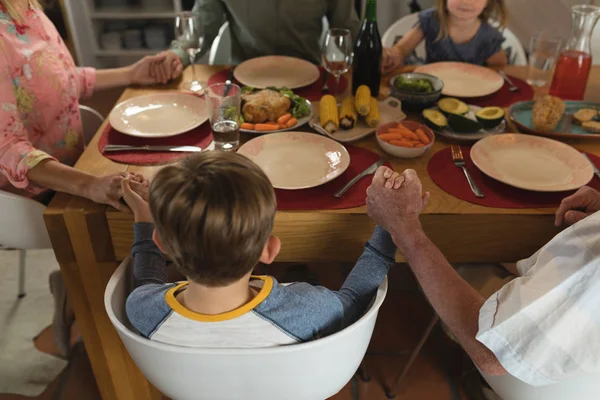 Vue Arrière Une Famille Plusieurs Générations Priant Ensemble Avant Manger — Photo