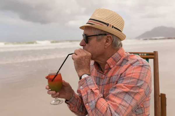 Vista Frontale Dell Uomo Anziano Attivo Che Beve Cocktail Mentre — Foto Stock