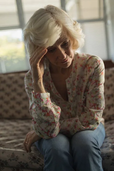 Vooraanzicht Van Bezorgd Senior Vrouw Ontspannen Sofa Woonkamer Bij Verpleeghuis — Stockfoto