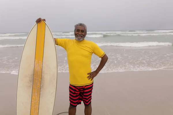 Vista Frontale Del Felice Surfista Anziano Piedi Con Tavola Surf — Foto Stock