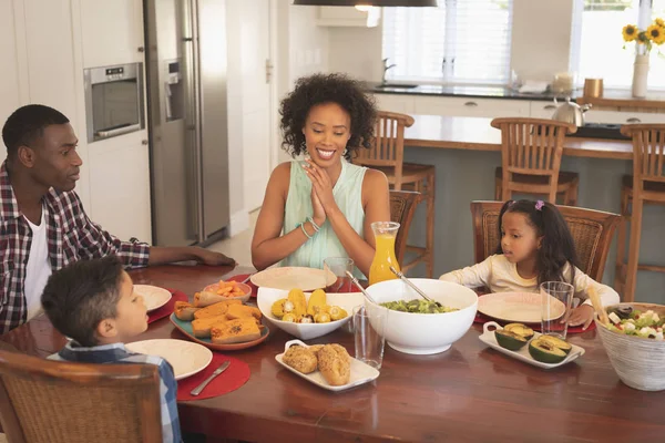 Vorderseite Der Glücklichen Afrikanisch Amerikanischen Familie Beim Essen Esstisch Einem — Stockfoto