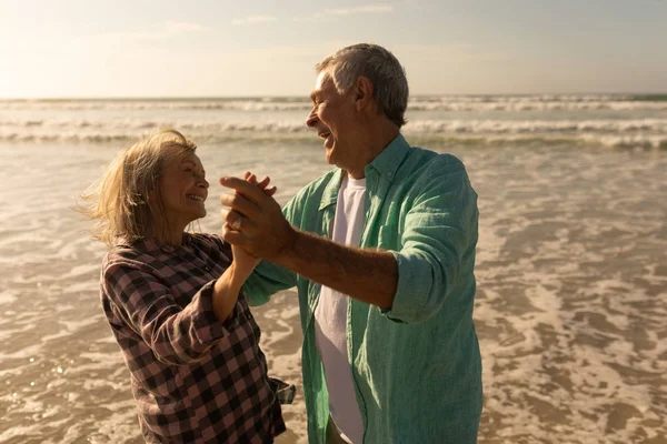 Vista Frontal Casal Sênior Ativo Dançando Juntos Praia — Fotografia de Stock