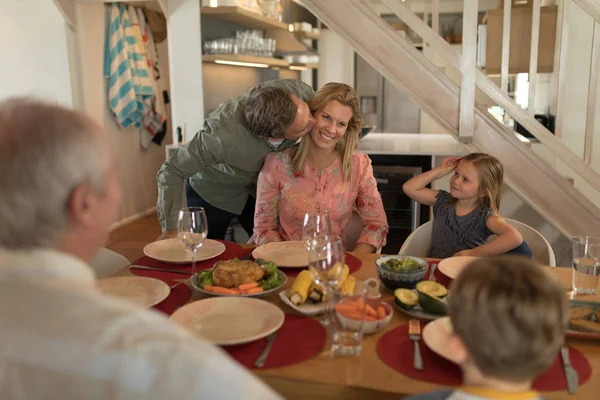 Bir Adamın Karısı Evde Yemek Masası Üzerinde Öpüşme Önden Görünüm — Stok fotoğraf