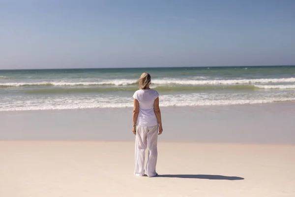 Вид Сзади Пожилую Женщину Стоящую Пляже Смотрящую — стоковое фото