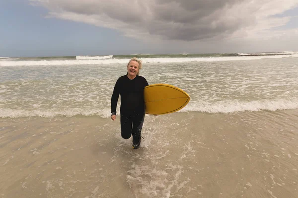 Front View Active Senior Woman Running Surfboard Beach — Stock Photo, Image