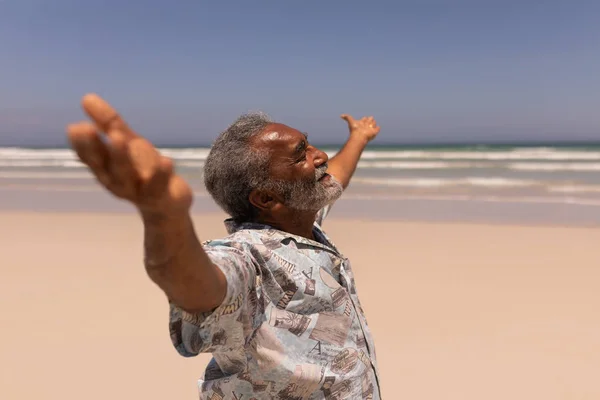 Widok Boczny Starszy Czarny Człowiek Ramionami Rozpostarty Stojący Plaży Promieniach — Zdjęcie stockowe