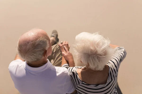 Hög Vinkel Syn Romantiska Senior Paret Sitter Stranden Solskenet — Stockfoto