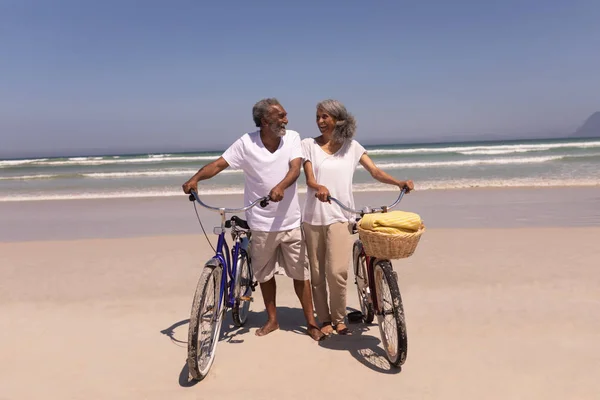 Vista Frontal Feliz Pareja Ancianos Caminando Con Bicicleta Mirándose Unos —  Fotos de Stock