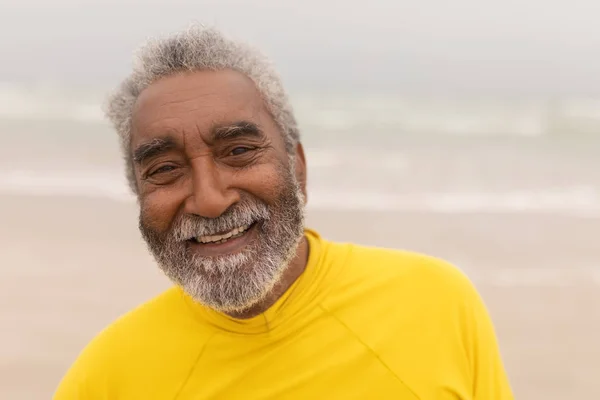 Gros Plan Homme Âgé Heureux Regardant Une Caméra Sur Plage — Photo