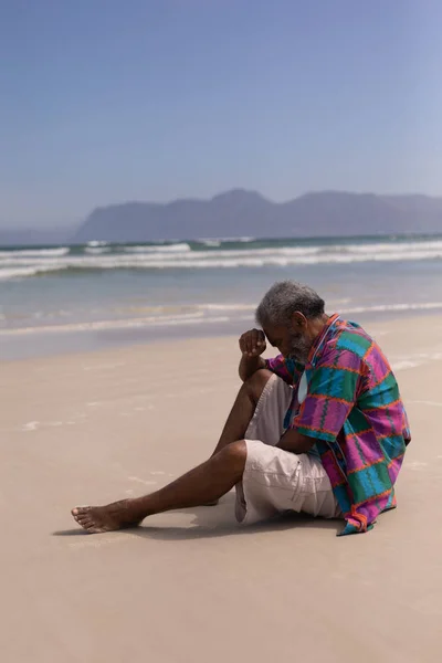 Vue Latérale Triste Homme Âgé Avec Main Sur Front Assis — Photo