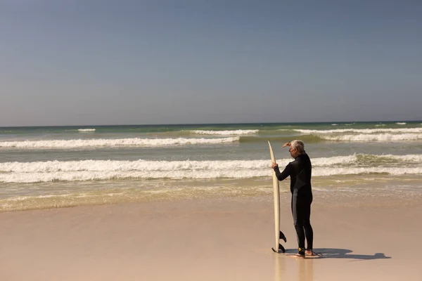 Rückansicht Eines Älteren Männlichen Surfers Der Mit Surfbrett Strand Steht — Stockfoto