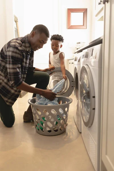 Padre Hijo Afroamericanos Lavando Ropa Lavadora Casa —  Fotos de Stock