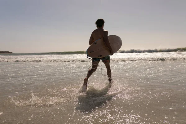 Vue Arrière Jeune Surfeur Masculin Torse Avec Planche Surf Courant — Photo