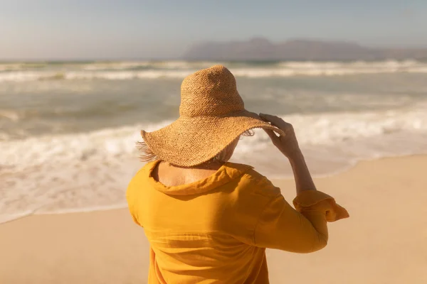 Achteraanzicht Van Actieve Senior Vrouw Met Hoed Tegoed Het Strand — Stockfoto