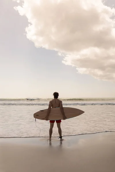 Visão Traseira Jovem Surfista Sem Camisa Com Prancha Praia — Fotografia de Stock