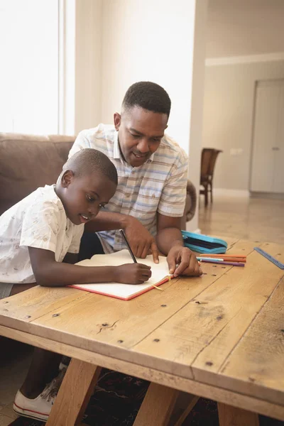 Framifrån African American Fader Att Hjälpa Sin Son Med Läxorna — Stockfoto