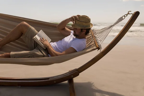 Zijaanzicht Van Jonge Man Met Hoed Een Boek Lezen Terwijl — Stockfoto