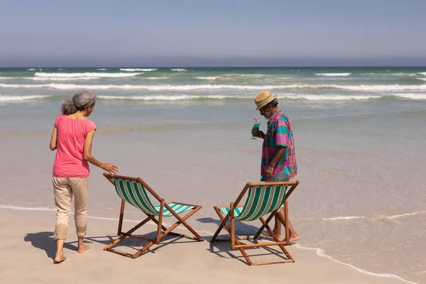 Vue Arrière Couple Aîné Avec Chaises Longues Debout Sur Plage — Photo